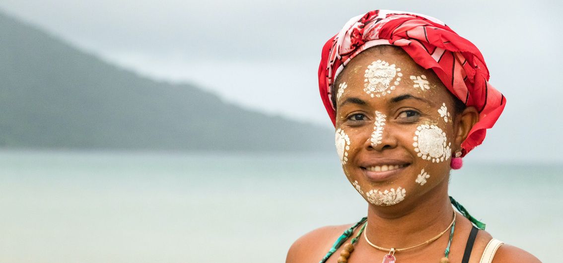 Madagassin mit traditioneller Vezo-Gesichtsbemalung